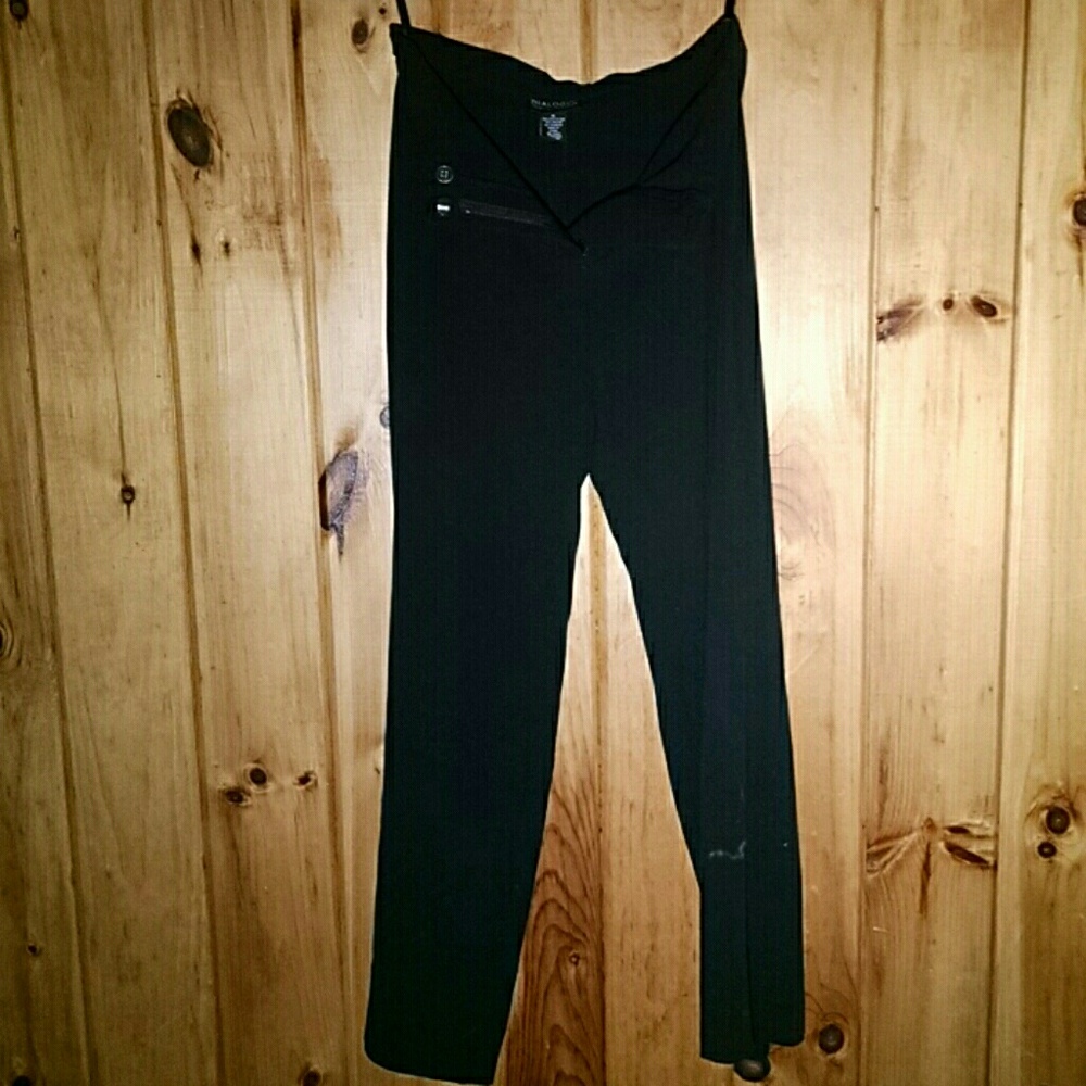 Women's pant suit. - Picture 3 of 4